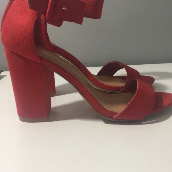 Red heels - Picture 2 of 3